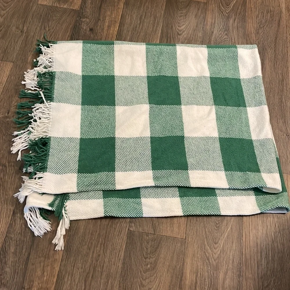 Texteis Penedo Throw Blanket Dark green and white. Very soft.  58” x 49”